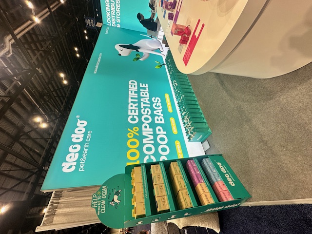 Banner lateral del stand de DeoDoo en Global Pet Expo 2026 con línea de productos