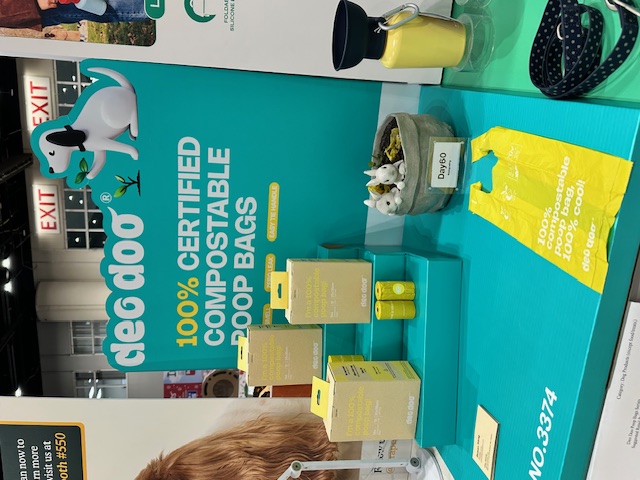 Productos DeoDoo Compostable y demostración Day 60 en el stand del Global Pet Expo 2026