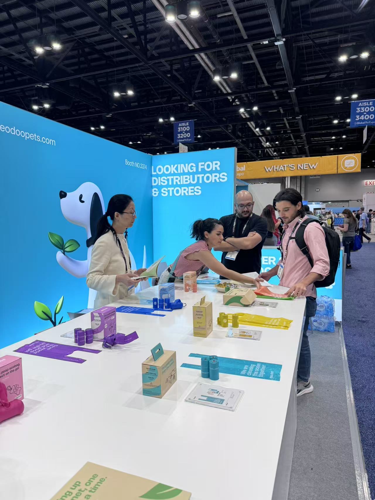 Stand de DeoDoo recibiendo visitantes en el Global Pet Expo 2026