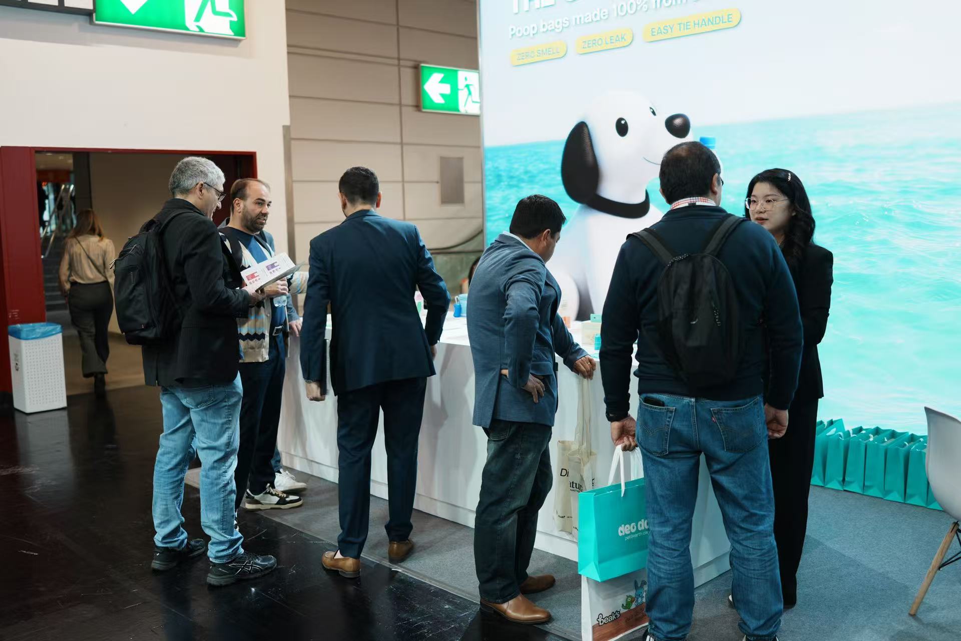 Visitantes en el stand de DeoDoo durante Interzoo 2026 Núremberg