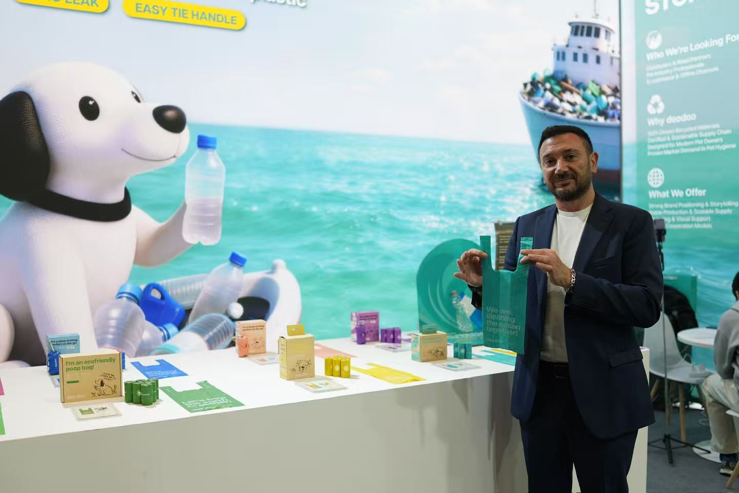 Representante de DeoDoo mostrando la línea Ocean en Interzoo 2026