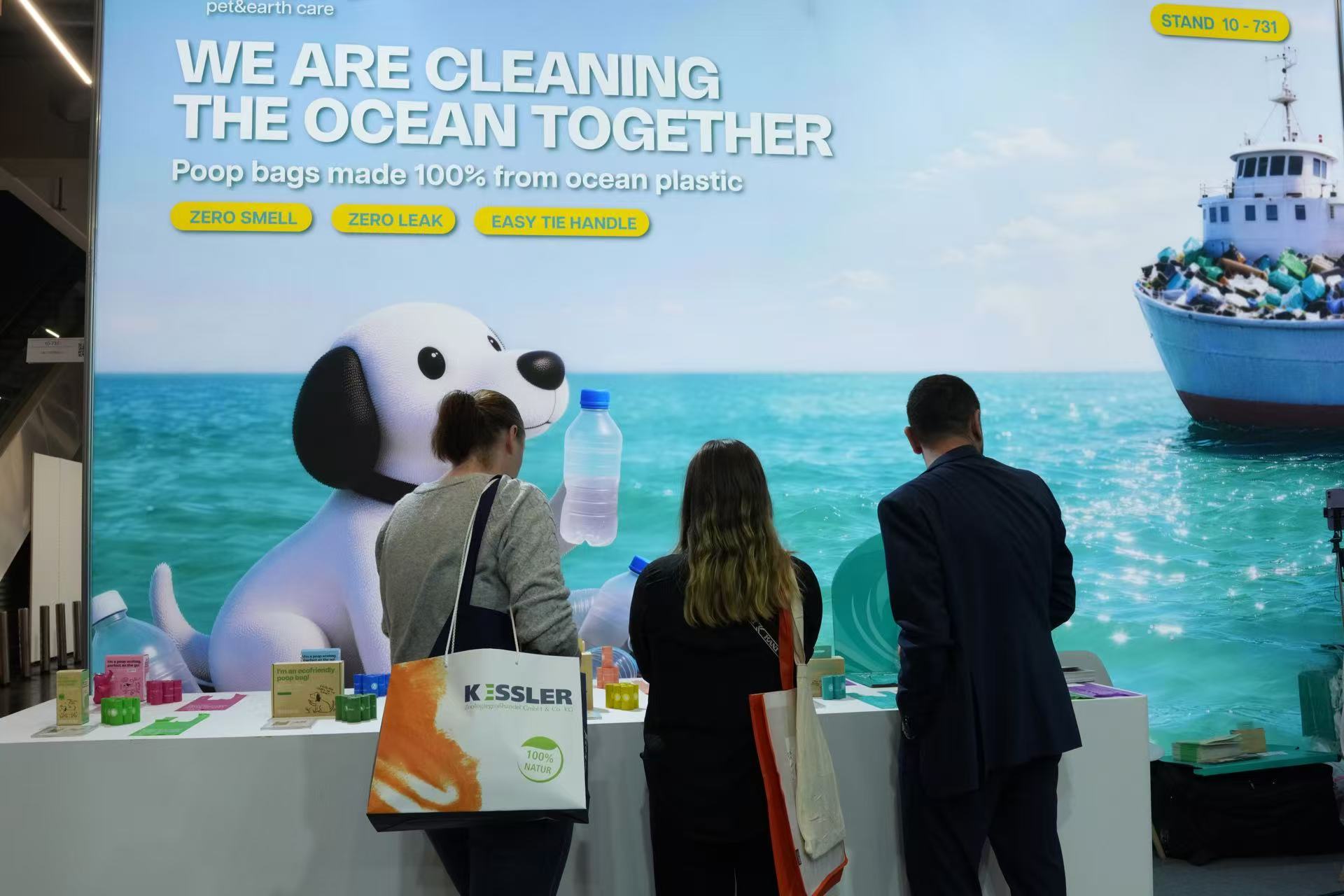 Visitantes descubriendo los productos DeoDoo en el stand de Interzoo 2026